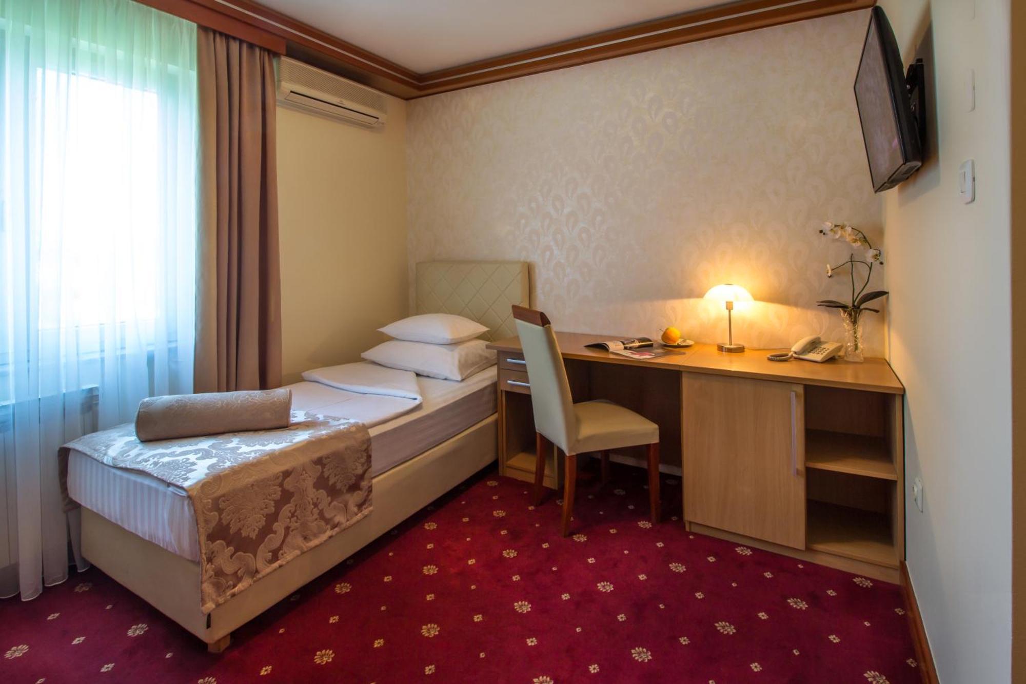 Hotel Cezar Banja Luka Ngoại thất bức ảnh